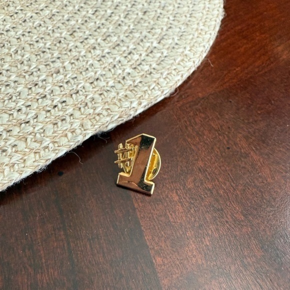 #1 gold Tone Pin - Picture 1 of 3